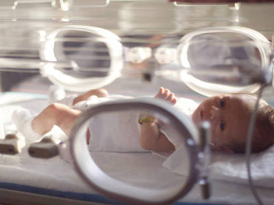 Bebé prematuro en incubadora